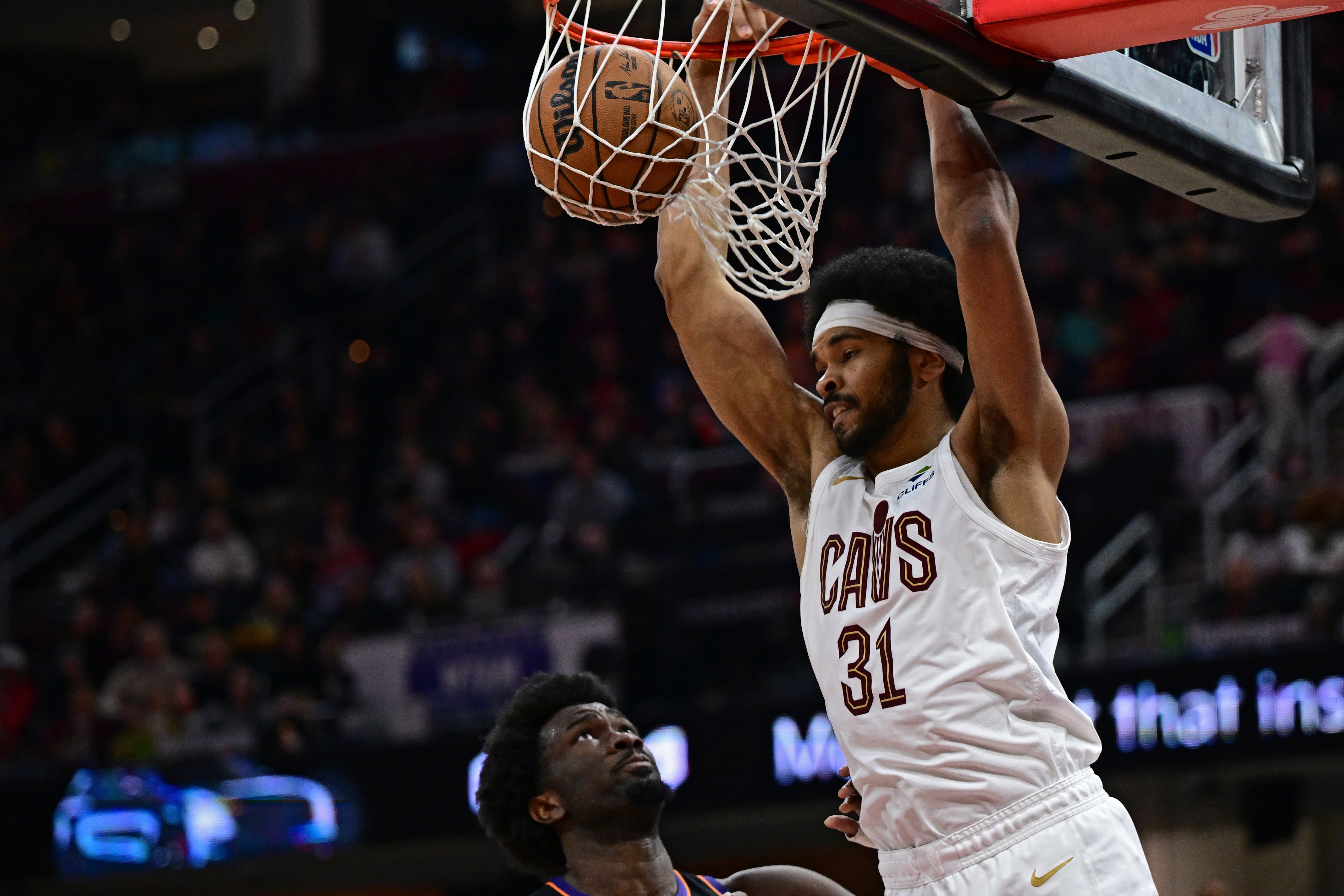 星空体育app-泰山压顶！米切尔突破送抛传 贾勒特·阿伦垂直上升空接暴扣