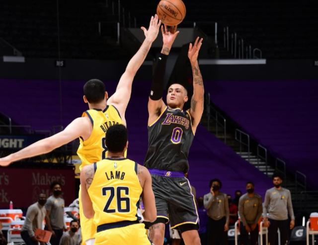 xk体育-末节15分助湖人逆转 库兹马还悄然成为队内篮板王